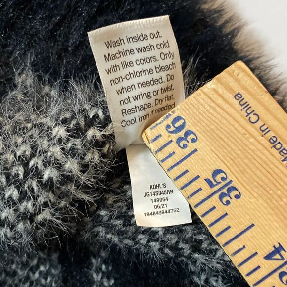 Women's V Neck Cropped Black Plaid Fuzzy Cardigan Sweater Sz Med Preppy Academic - Picture 10 of 10